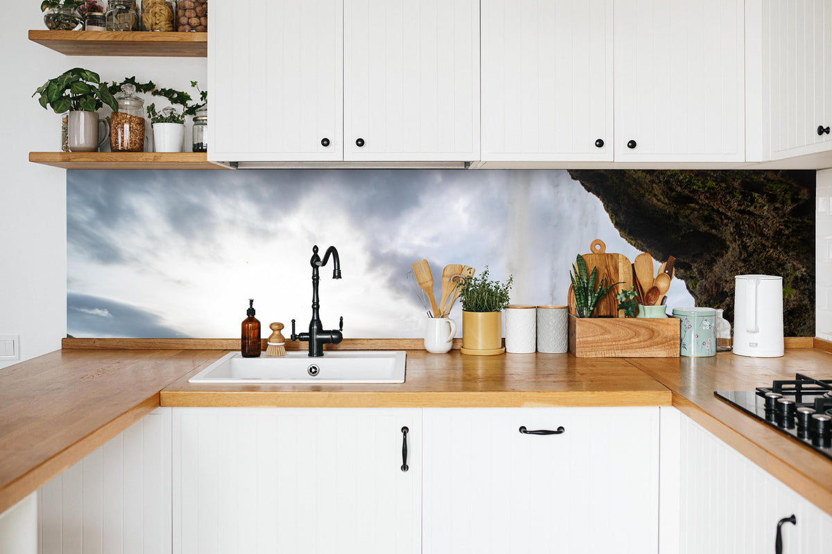 Küche - Seljalandsfoss Wasserfall in weißer Küche hinter Gewürzen und Kochlöffeln aus Holz