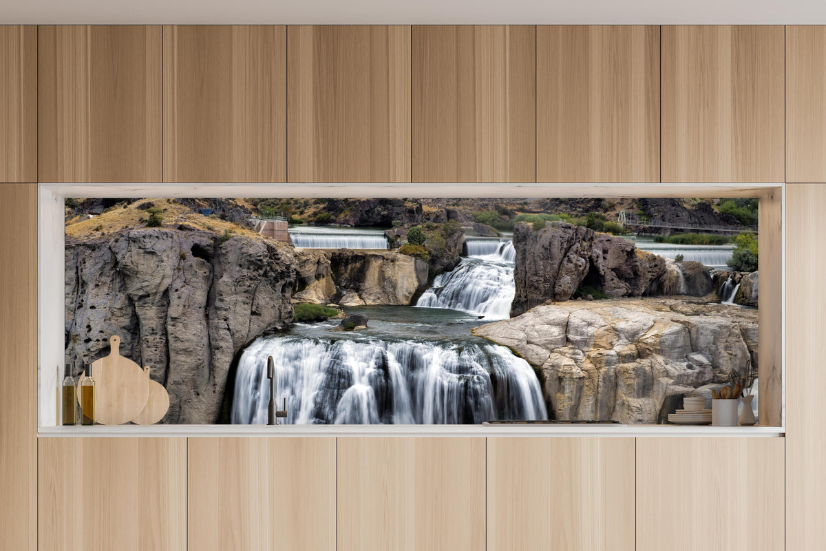Küche - Shoshone Wasserfall in charakteristischer Vollholz-Küche mit modernem Gasherd