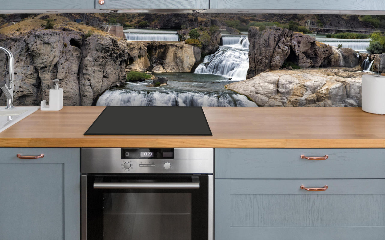 Küche - Shoshone Wasserfall über polierter Holzarbeitsplatte mit Cerankochfeld