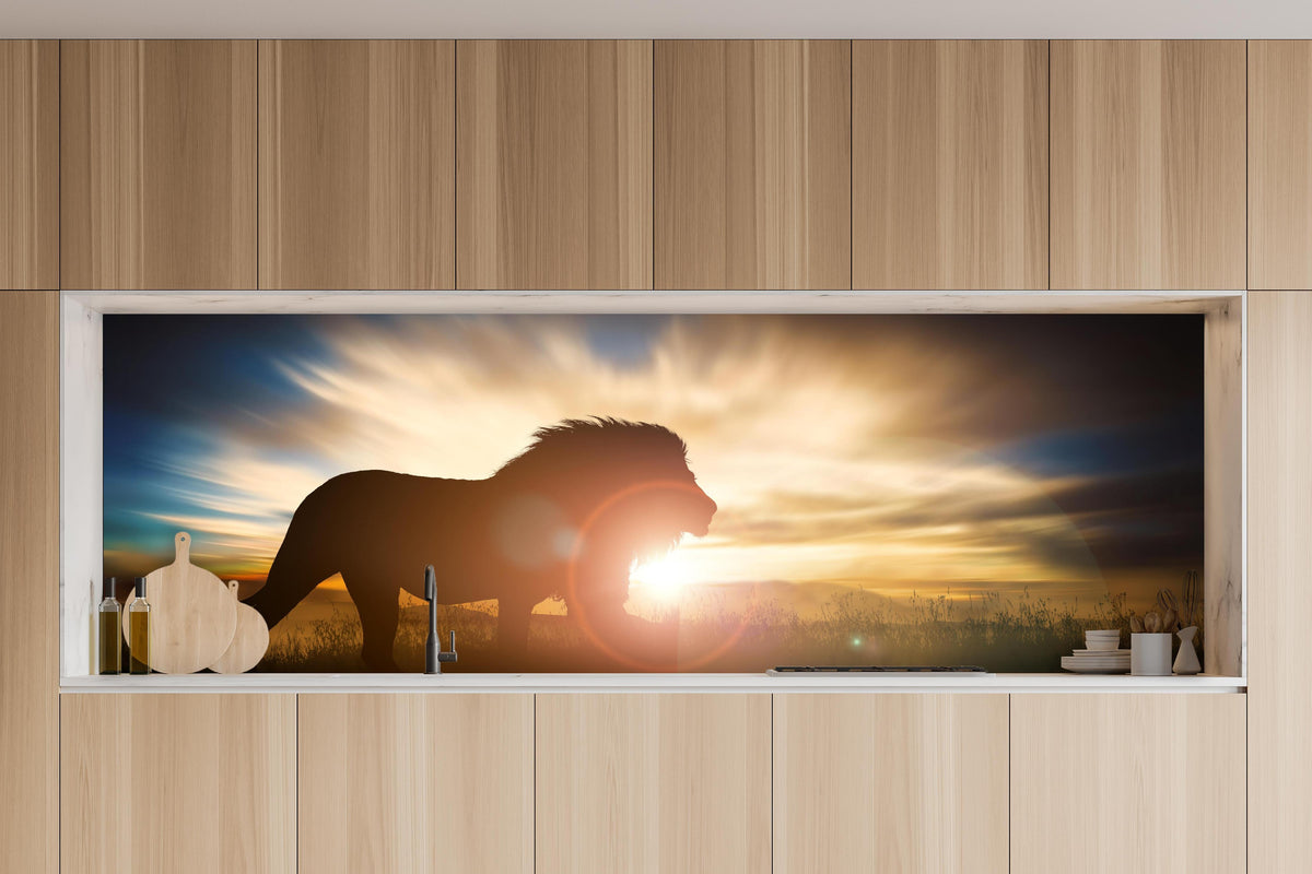 Küche - Silhouette eines großen erwachsenen Löwen in Afrika in charakteristischer Vollholz-Küche mit modernem Gasherd