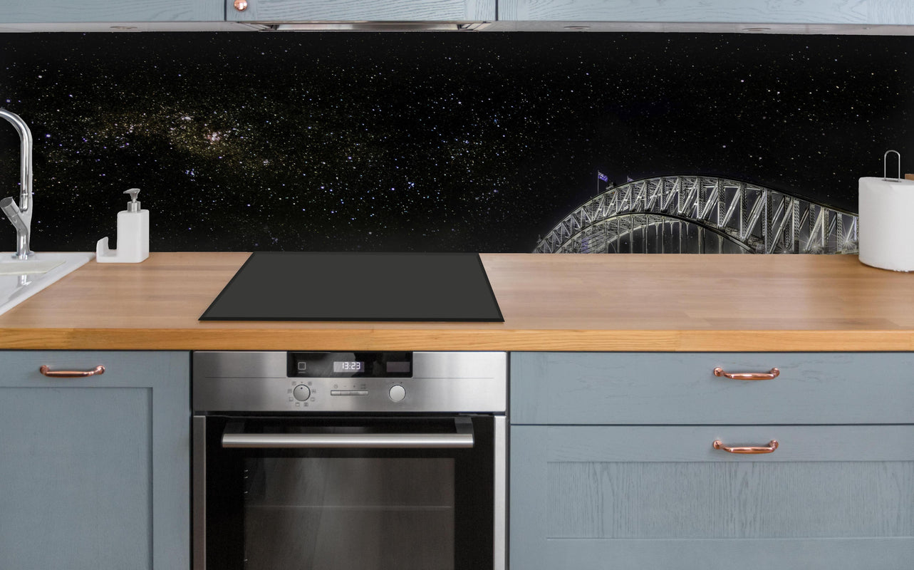 Küche - Skyline - Sydney über polierter Holzarbeitsplatte mit Cerankochfeld