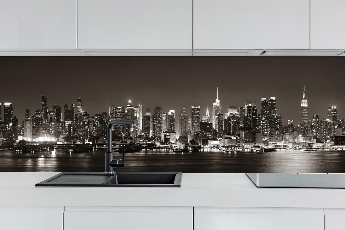 Küche - Skyline von Midtown Manhattan hinter weißen Hochglanz-Küchenregalen und schwarzem Wasserhahn