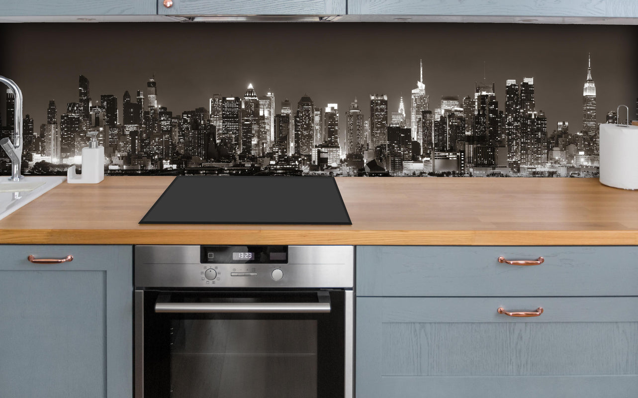 Küche - Skyline von Midtown Manhattan über polierter Holzarbeitsplatte mit Cerankochfeld