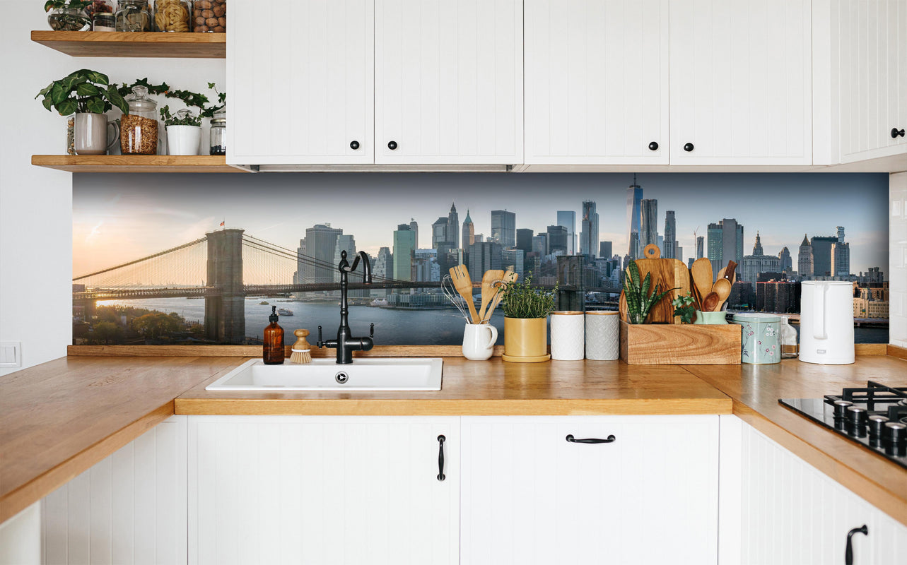 Küche - Skyline von New York City - Brooklyn Bridge in weißer Küche hinter Gewürzen und Kochlöffeln aus Holz