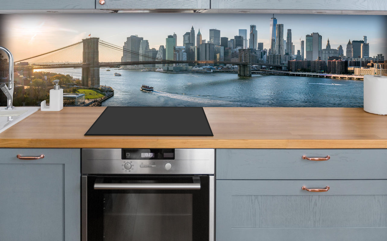 Küche - Skyline von New York City - Brooklyn Bridge über polierter Holzarbeitsplatte mit Cerankochfeld