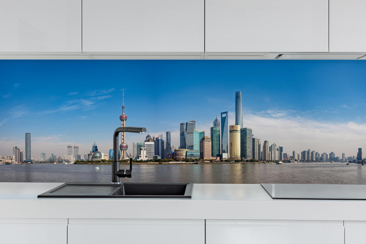 Küche - Skyline von Shanghai hinter weißen Hochglanz-Küchenregalen und schwarzem Wasserhahn