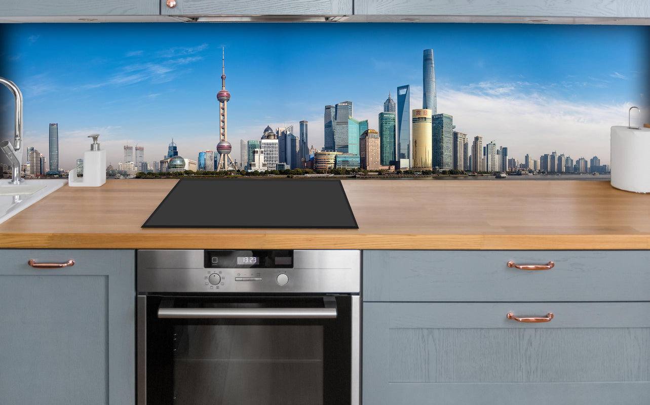 Küche - Skyline von Shanghai über polierter Holzarbeitsplatte mit Cerankochfeld