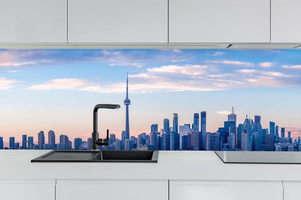 Küche - Skyline von Toronto hinter weißen Hochglanz-Küchenregalen und schwarzem Wasserhahn