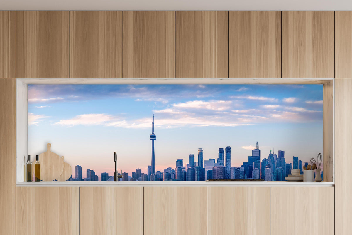 Küche - Skyline von Toronto in charakteristischer Vollholz-Küche mit modernem Gasherd