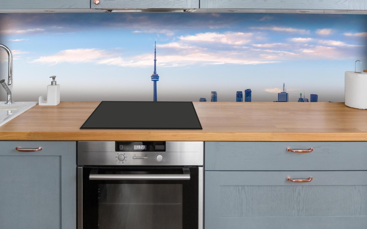 Küche - Skyline von Toronto über polierter Holzarbeitsplatte mit Cerankochfeld