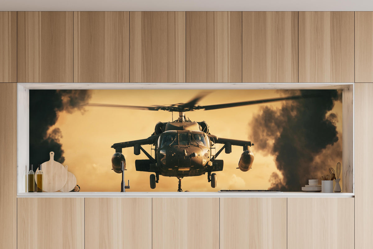 Küche - Soldaten rennen auf dem Schlachtfeld zum Hubschrauber in charakteristischer Vollholz-Küche mit modernem Gasherd