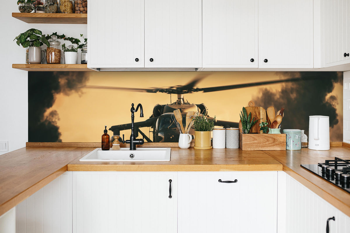 Küche - Soldaten rennen auf dem Schlachtfeld zum Hubschrauber in weißer Küche hinter Gewürzen und Kochlöffeln aus Holz
