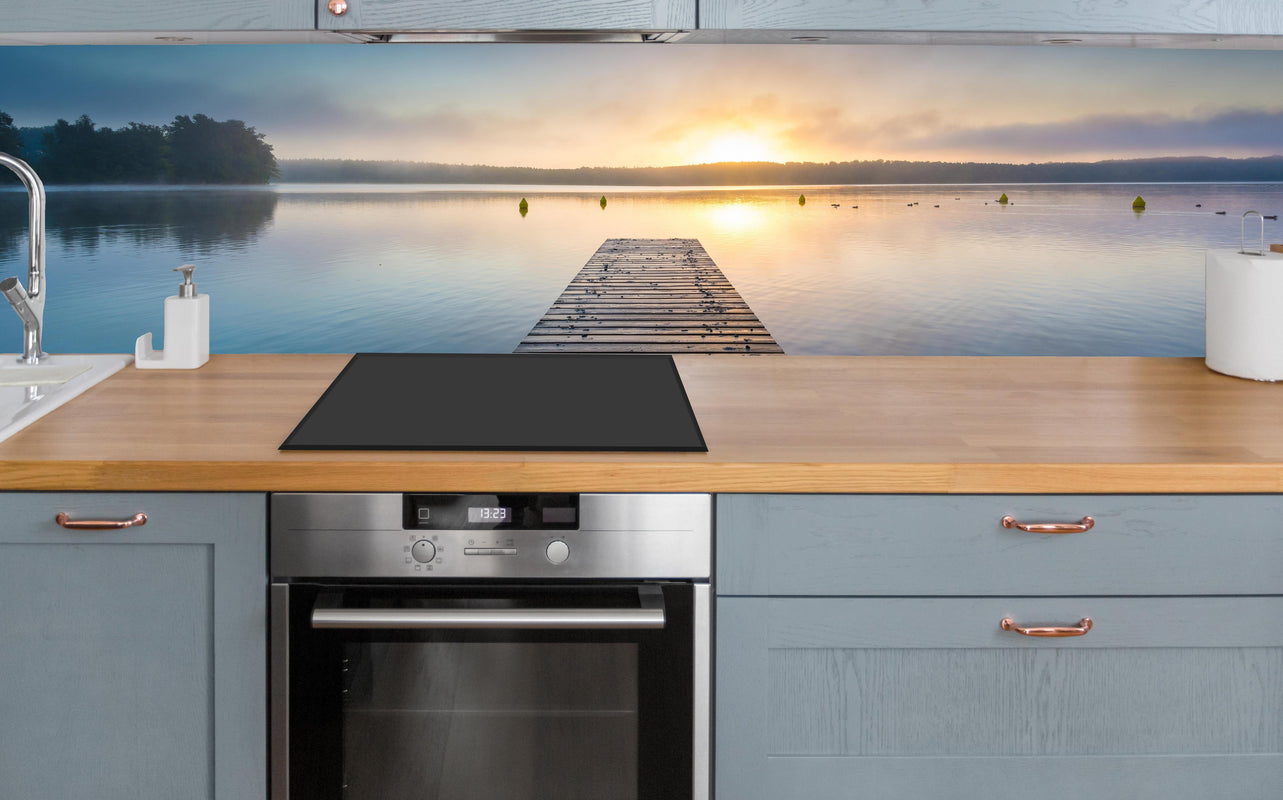 Küche - Sonnenaufgang am See mit Nebel über polierter Holzarbeitsplatte mit Cerankochfeld