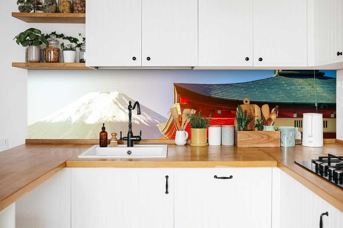 Küche - Sonnenaufgang des Berges Fuji und rote Pagode in weißer Küche hinter Gewürzen und Kochlöffeln aus Holz