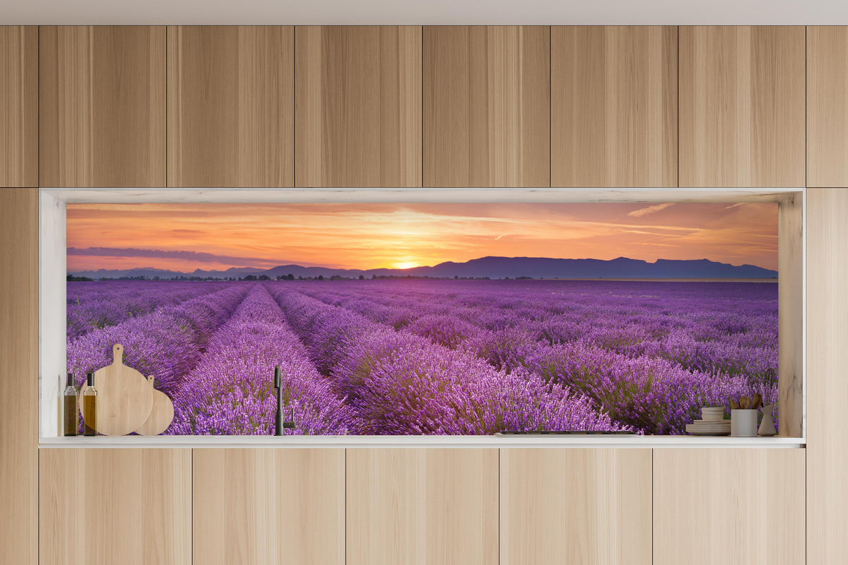 Küche - Sonnenaufgang über Lavendelfelder - Provence in charakteristischer Vollholz-Küche mit modernem Gasherd