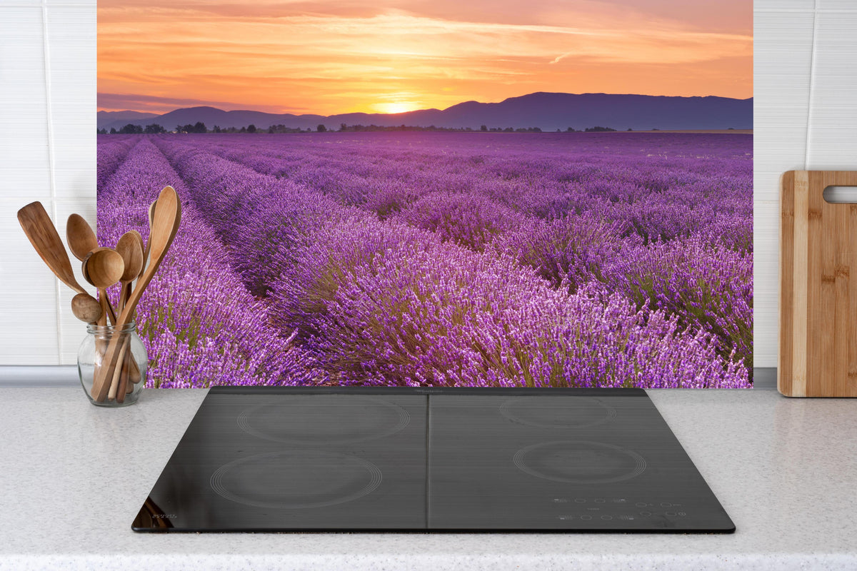 Küche - Sonnenaufgang über Lavendelfelder - Provence hinter Cerankochfeld und Holz-Kochutensilien
