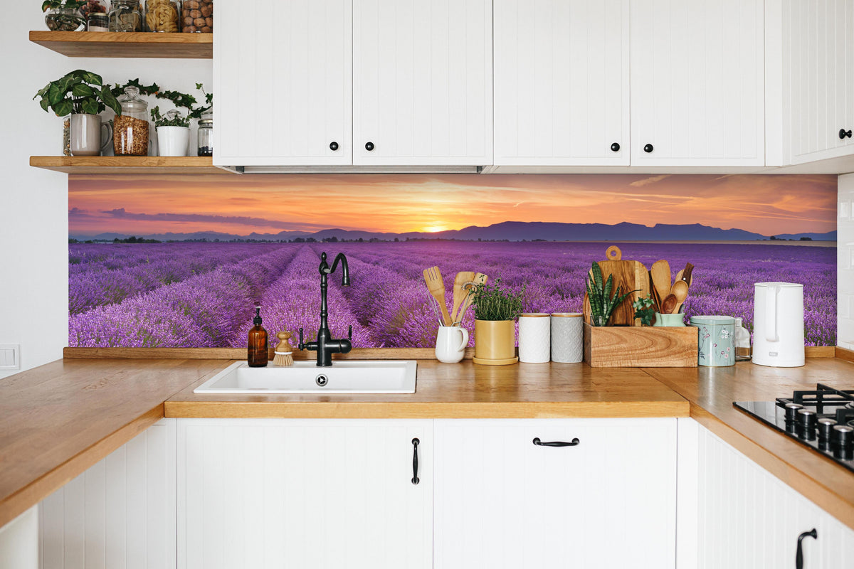 Küche - Sonnenaufgang über Lavendelfelder - Provence in weißer Küche hinter Gewürzen und Kochlöffeln aus Holz