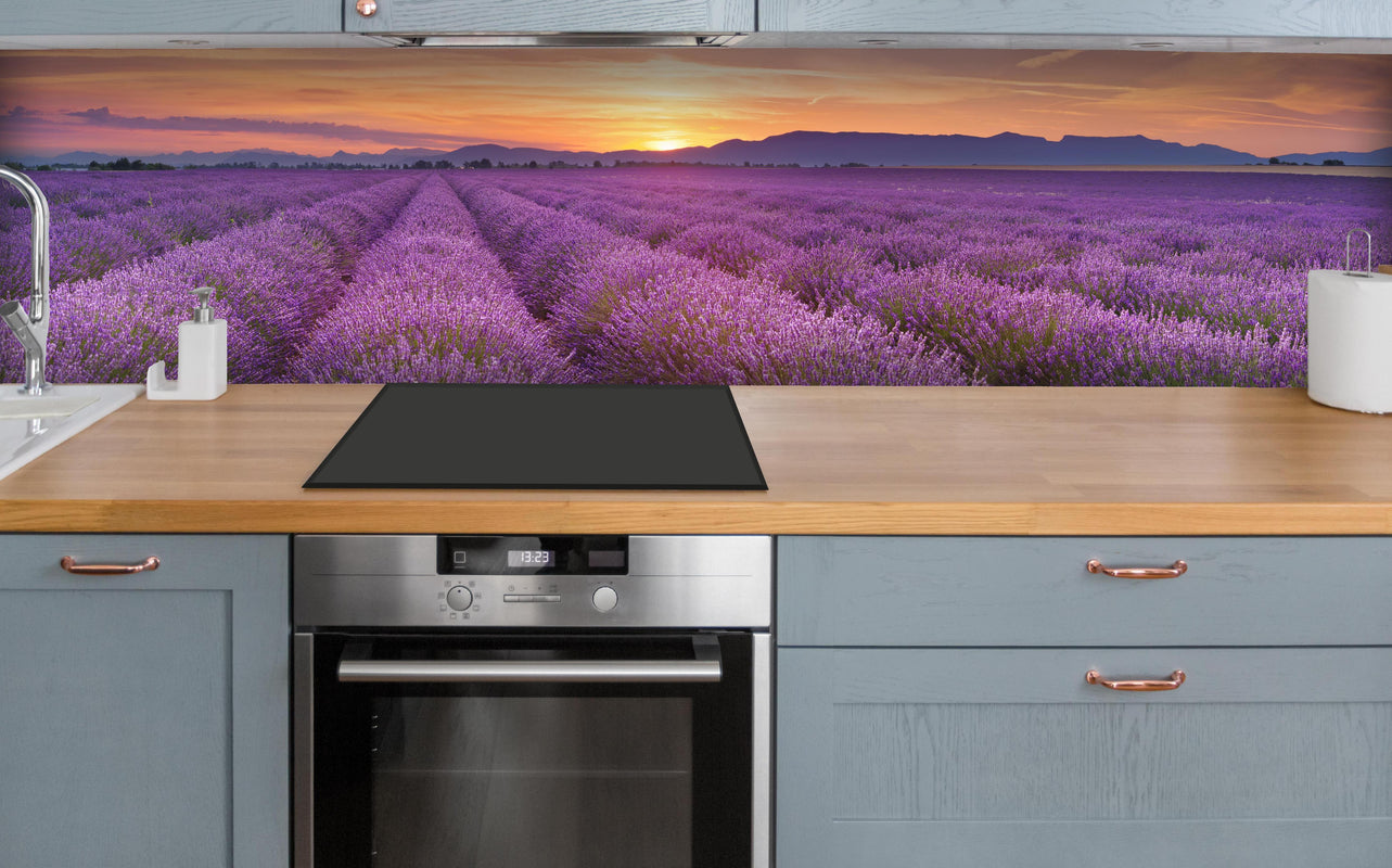 Küche - Sonnenaufgang über Lavendelfelder - Provence über polierter Holzarbeitsplatte mit Cerankochfeld