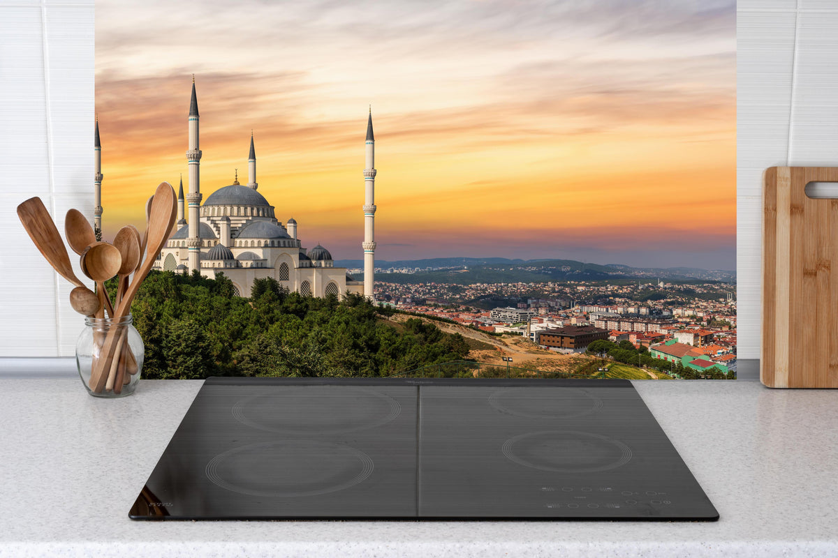 Küche - Sonnenuntergang Camlica-Moschee in Istanbul hinter Cerankochfeld und Holz-Kochutensilien