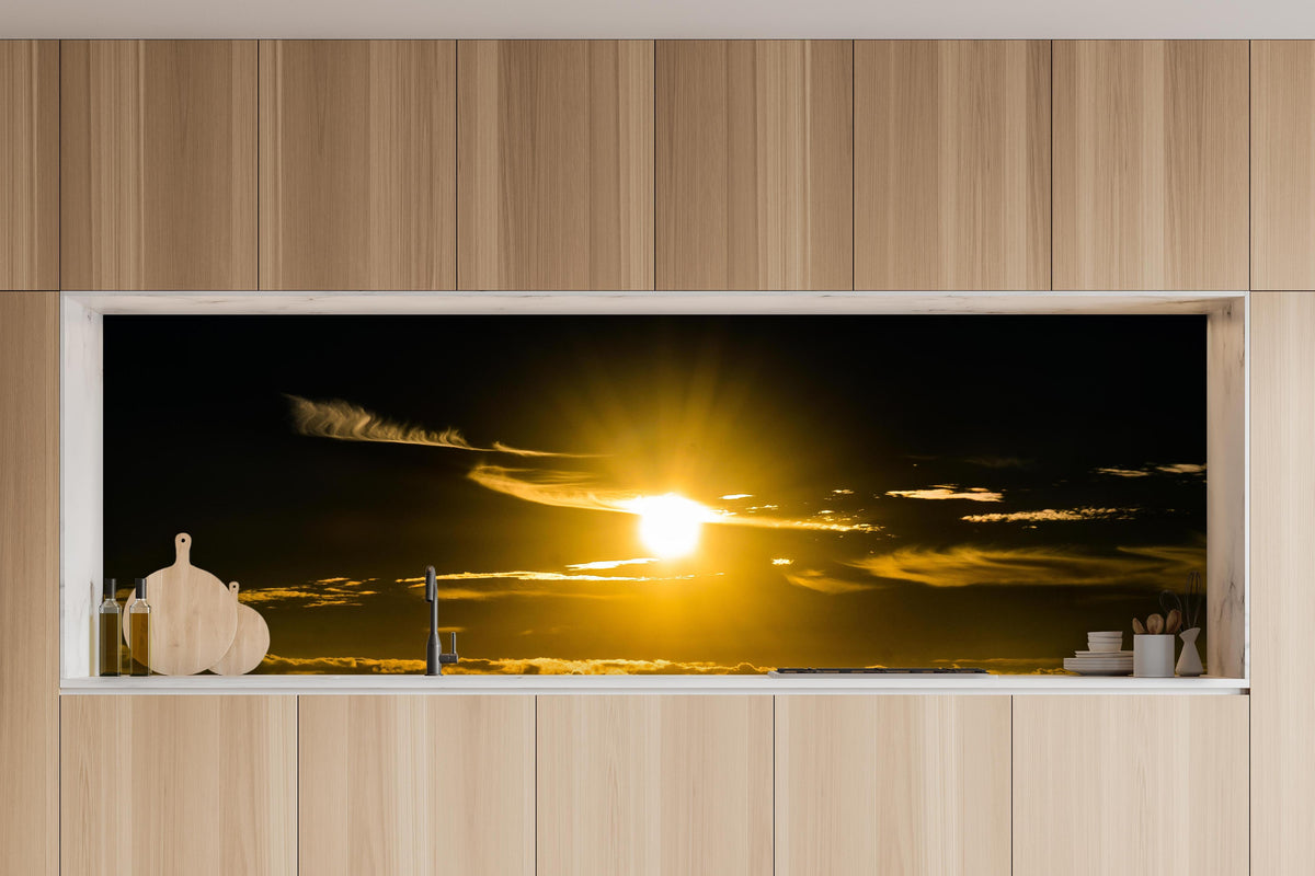 Küche - Sonnenuntergang über dem Meer in charakteristischer Vollholz-Küche mit modernem Gasherd