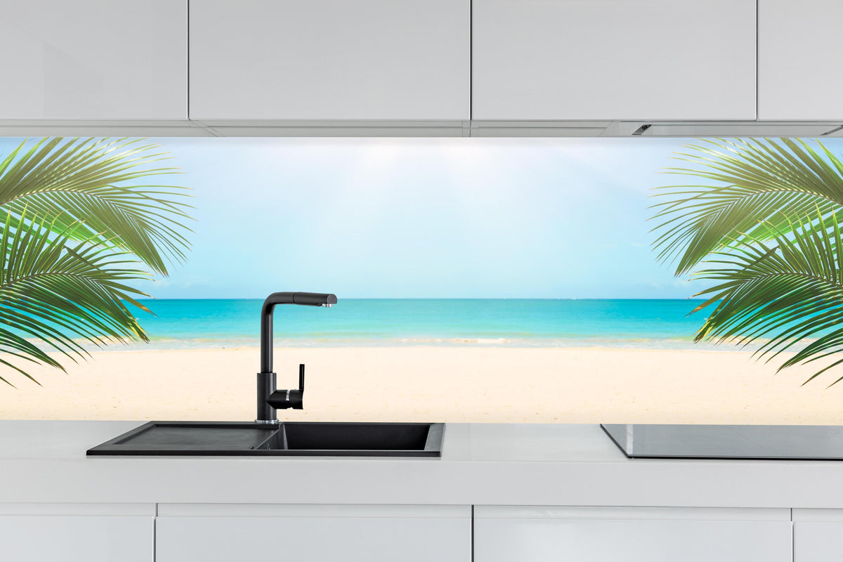 Küche - Sonniges tropisches Strandpanorama hinter weißen Hochglanz-Küchenregalen und schwarzem Wasserhahn