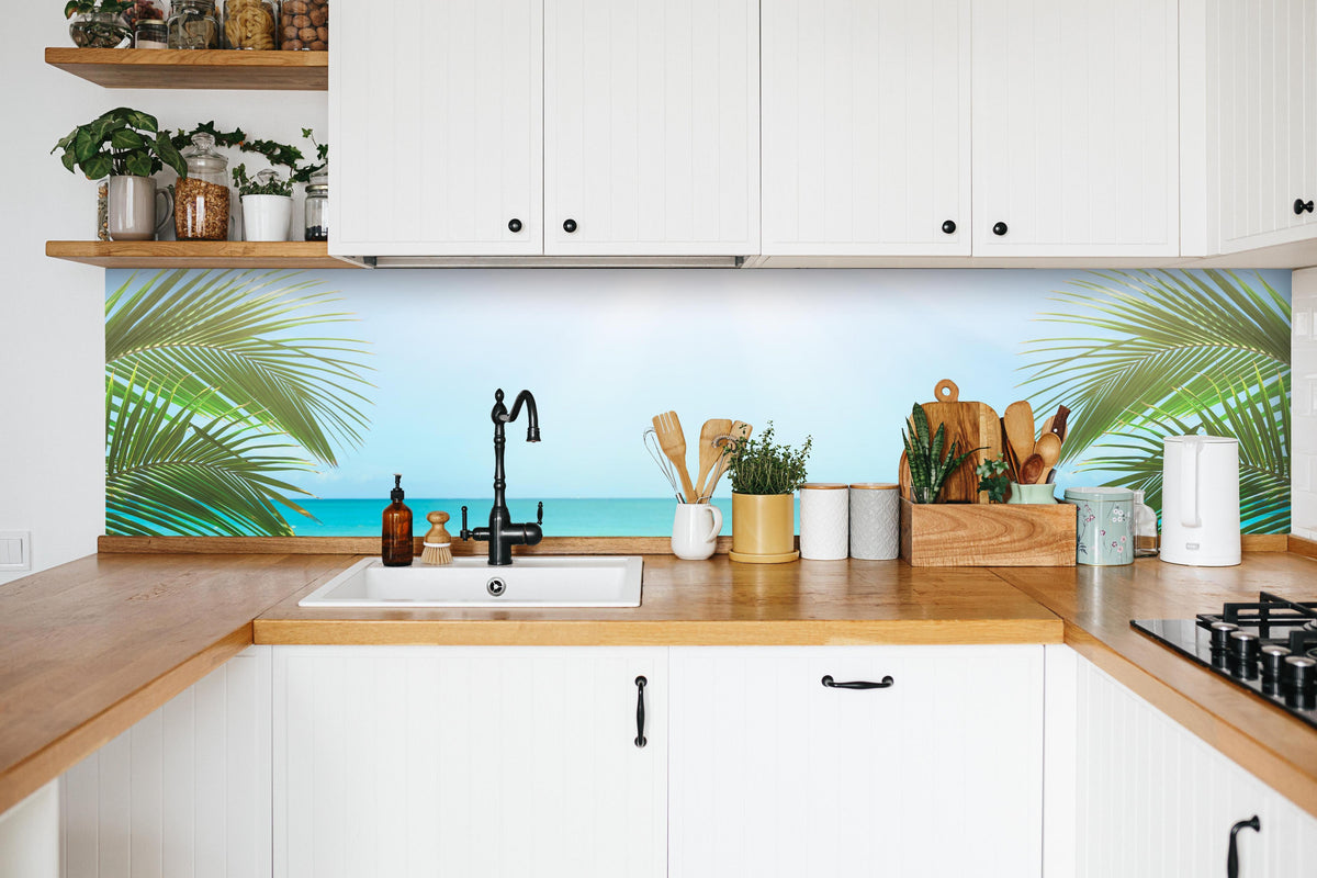 Küche - Sonniges tropisches Strandpanorama in weißer Küche hinter Gewürzen und Kochlöffeln aus Holz