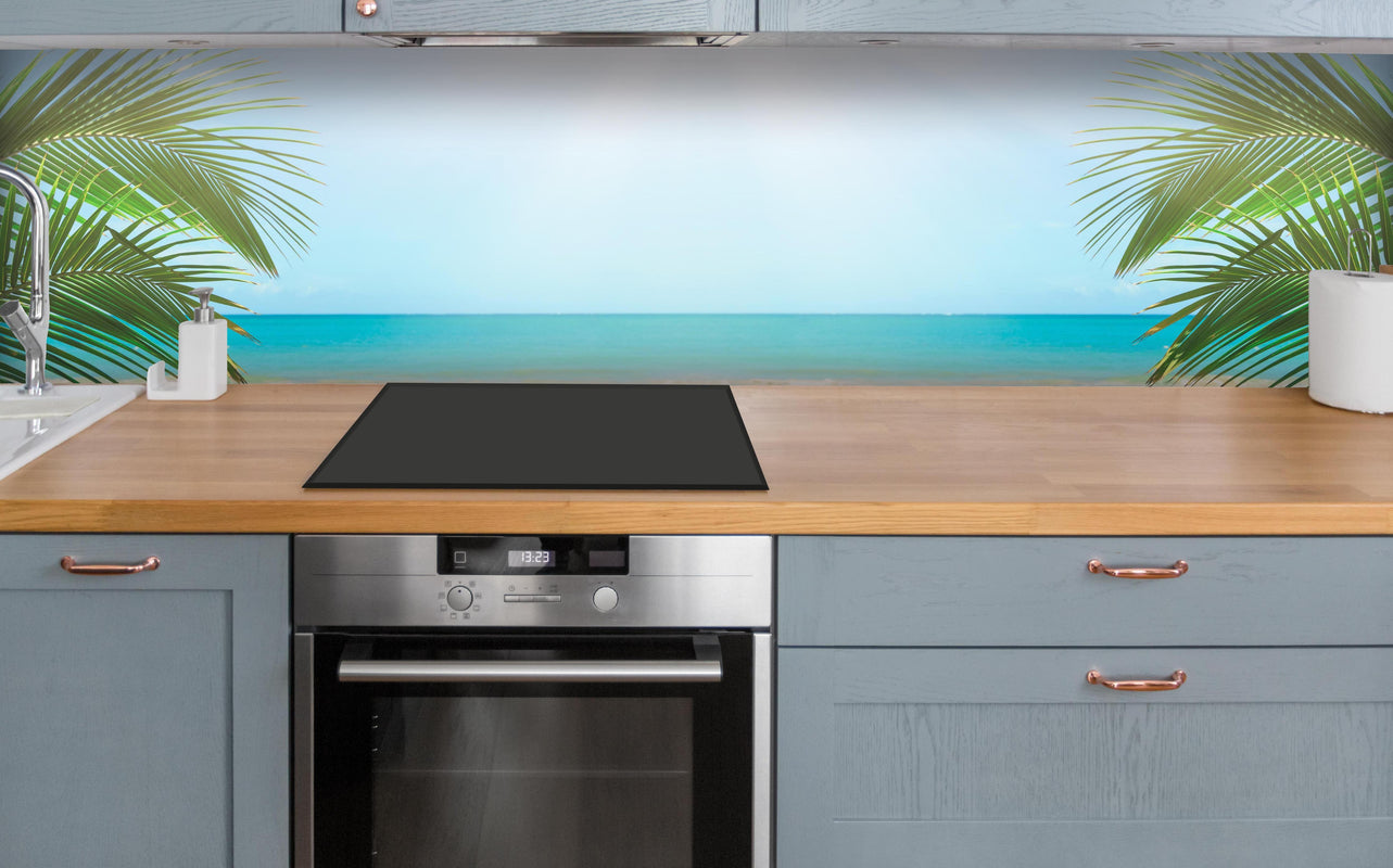 Küche - Sonniges tropisches Strandpanorama über polierter Holzarbeitsplatte mit Cerankochfeld