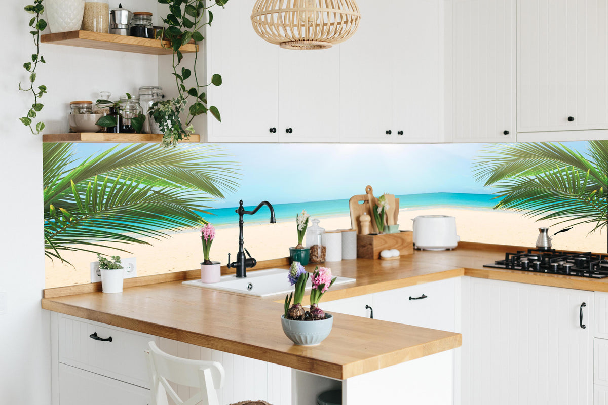 Küche - Sonniges tropisches Strandpanorama in lebendiger Küche mit bunten Blumen