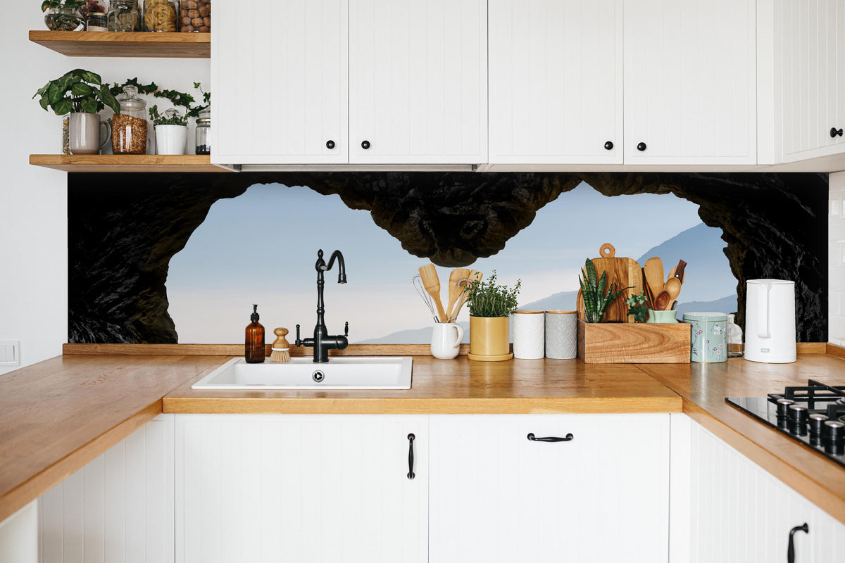 Küche - Spektakuläre und mystische Gebirgsschicht in weißer Küche hinter Gewürzen und Kochlöffeln aus Holz