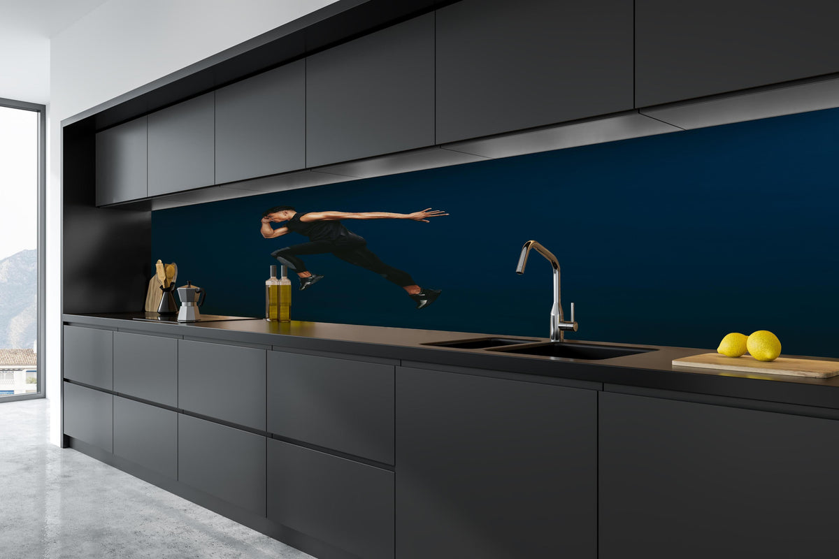 Küche - Sportler bei einem Sprung in tiefschwarzer matt-premium Einbauküche