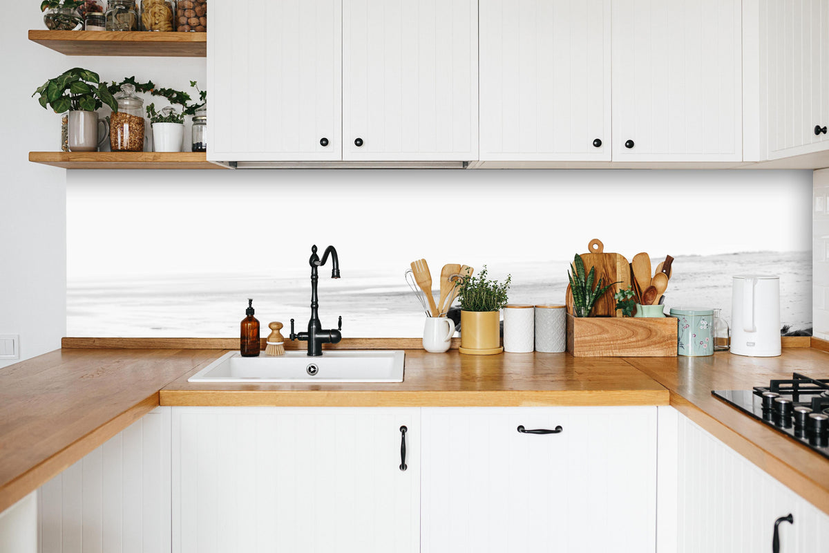 Küche - Springer Spaniel beim springen in weißer Küche hinter Gewürzen und Kochlöffeln aus Holz