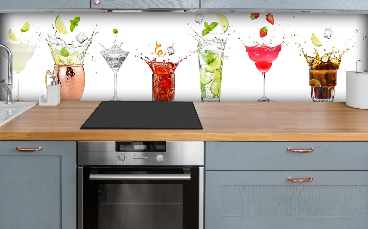Küche - Spritzende Cocktails über polierter Holzarbeitsplatte mit Cerankochfeld
