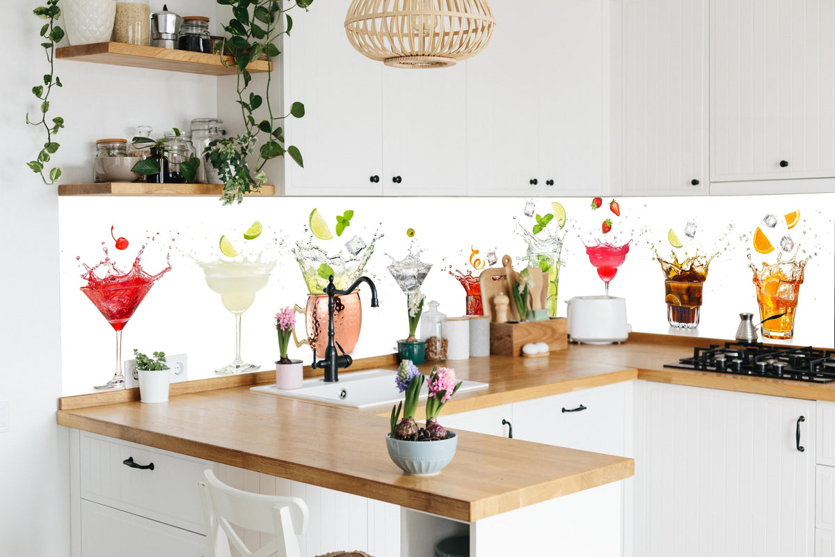 Küche - Spritzende Cocktails in lebendiger Küche mit bunten Blumen