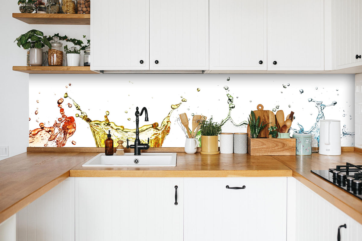 Küche - Spritziges buntes Wasser in weißer Küche hinter Gewürzen und Kochlöffeln aus Holz