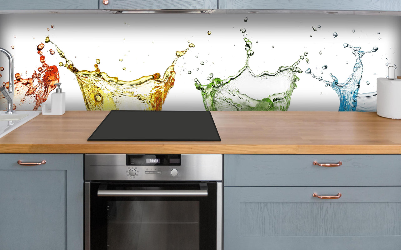 Küche - Spritziges buntes Wasser über polierter Holzarbeitsplatte mit Cerankochfeld