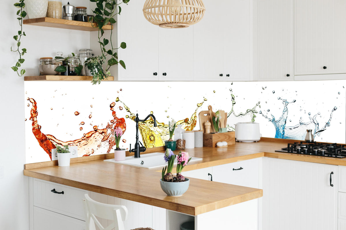 Küche - Spritziges buntes Wasser in lebendiger Küche mit bunten Blumen