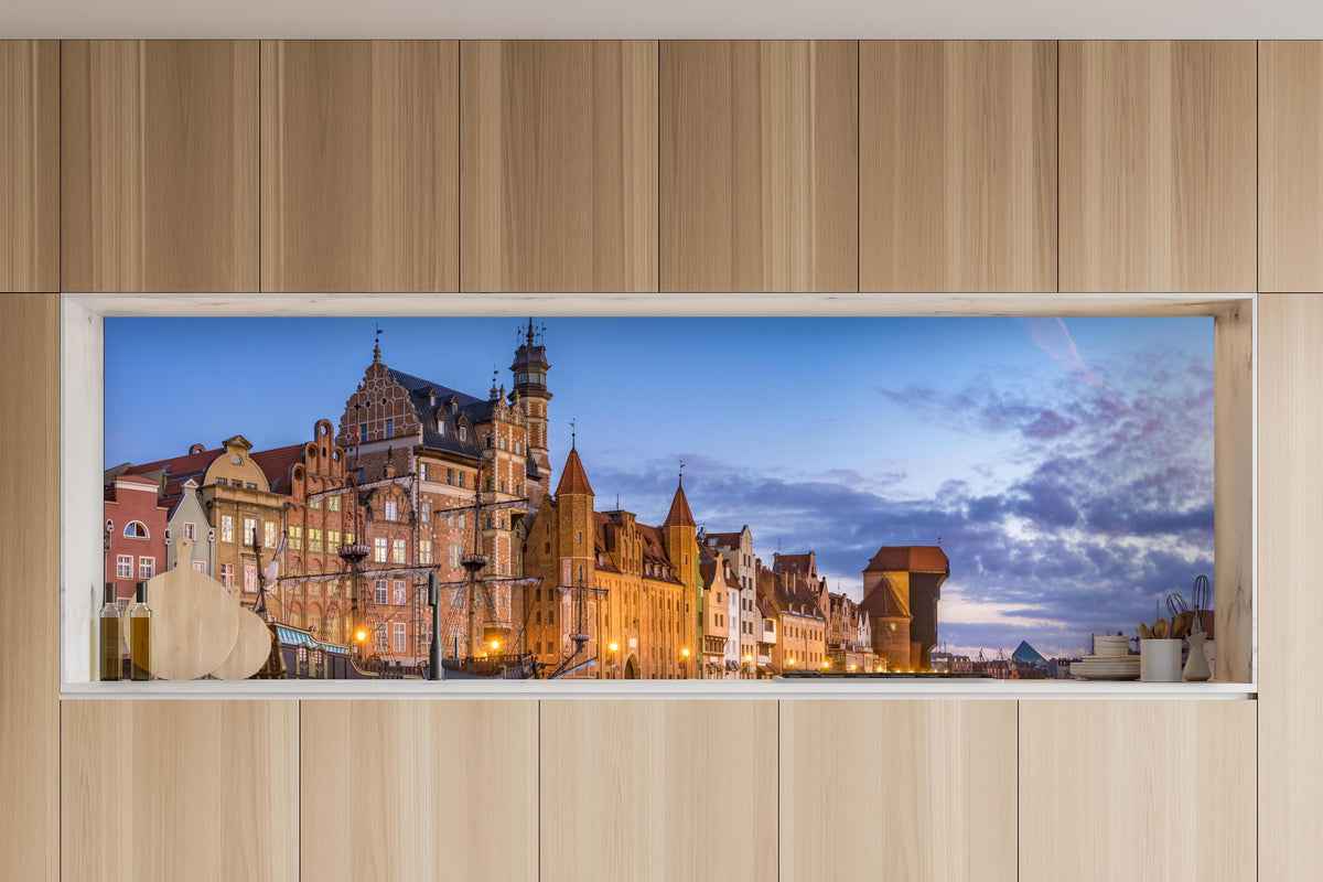 Küche - Stadtbild von Gdansk in Polen in charakteristischer Vollholz-Küche mit modernem Gasherd