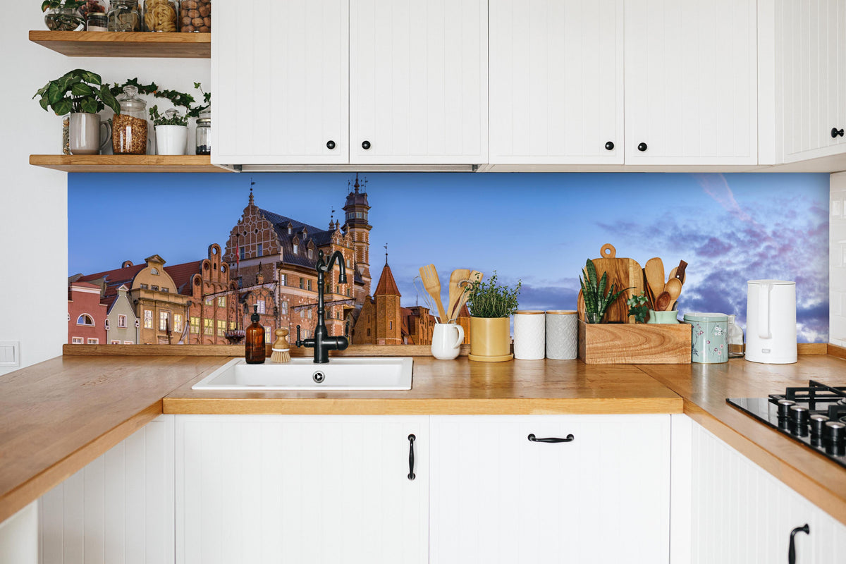 Küche - Stadtbild von Gdansk in Polen in weißer Küche hinter Gewürzen und Kochlöffeln aus Holz