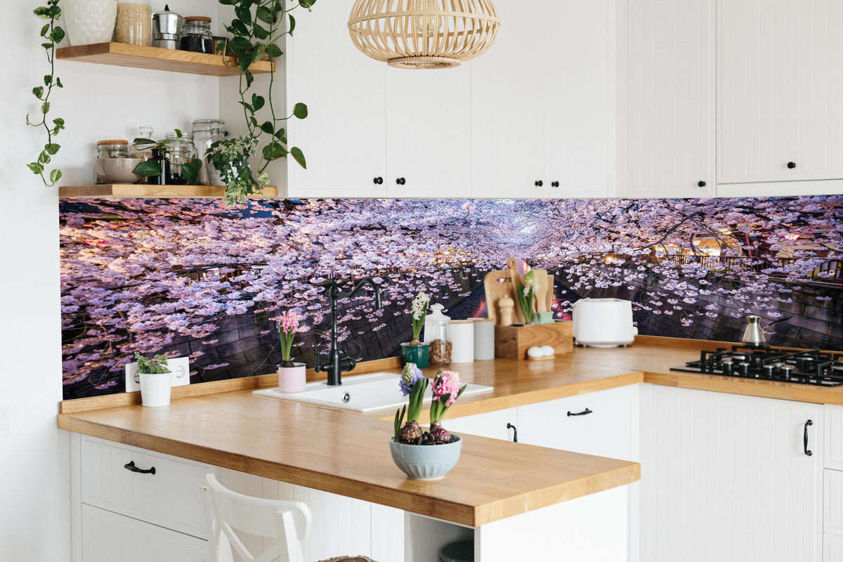 Küche - Stadtfluss mit Kirschblütenbäumen in lebendiger Küche mit bunten Blumen