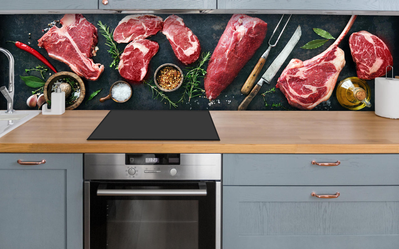 Küche - Steakvariationen auf Schieferplatte über polierter Holzarbeitsplatte mit Cerankochfeld