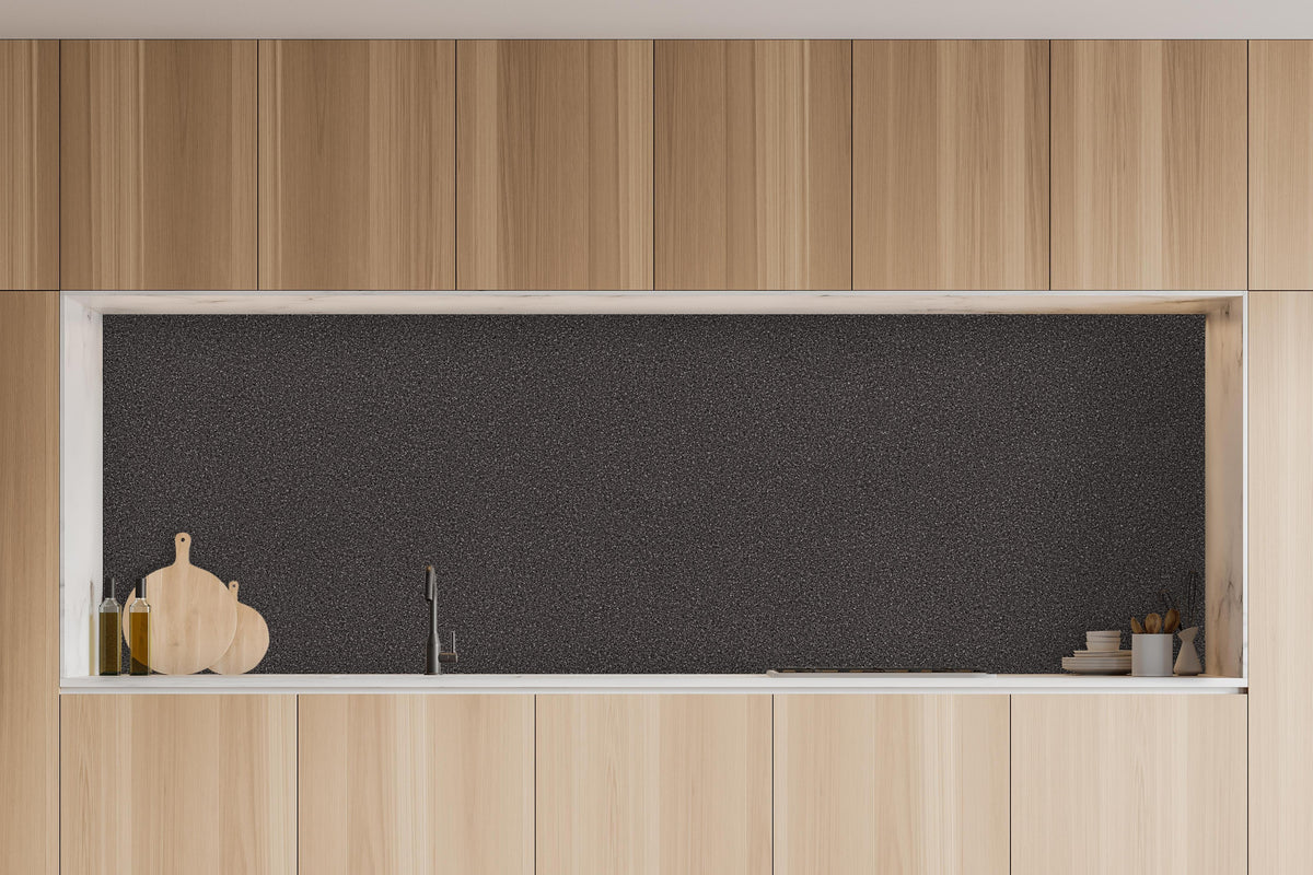 Küche - Stein Boden und Wand Muster aus Granit in charakteristischer Vollholz-Küche mit modernem Gasherd
