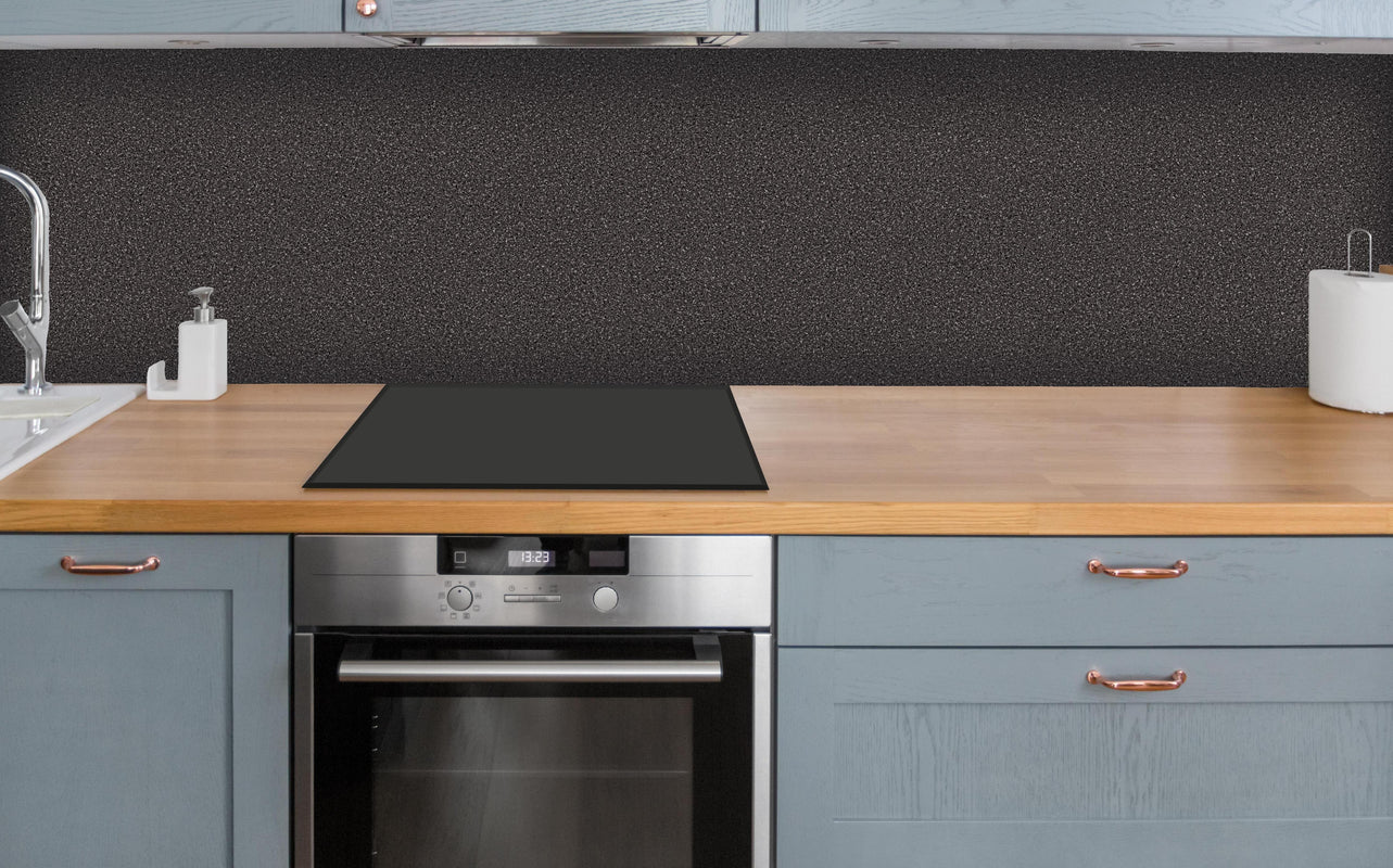 Küche - Stein Boden und Wand Muster aus Granit über polierter Holzarbeitsplatte mit Cerankochfeld