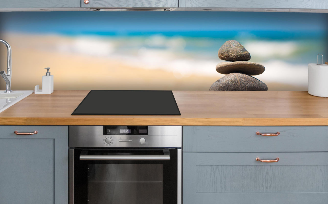 Küche - Steine Meditation Balance über polierter Holzarbeitsplatte mit Cerankochfeld