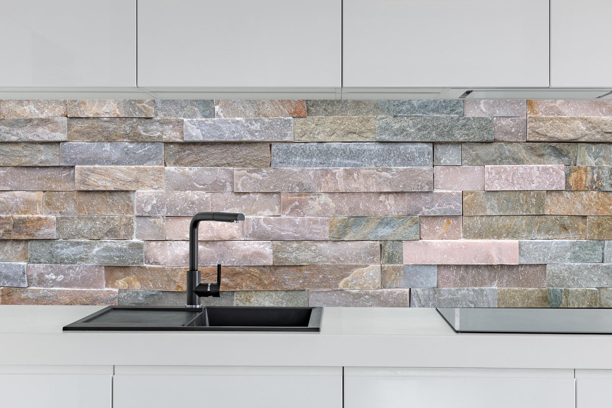 Küche - Steinwand aus groben hinter weißen Hochglanz-Küchenregalen und schwarzem Wasserhahn