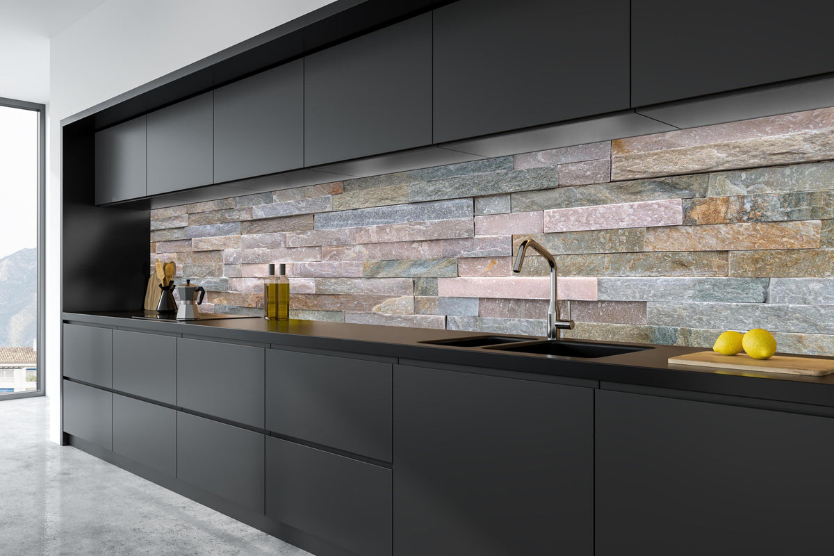 Küche - Steinwand aus groben in tiefschwarzer matt-premium Einbauküche