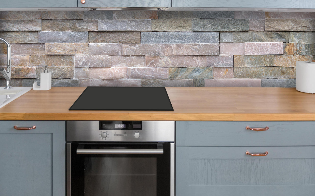 Küche - Steinwand aus groben über polierter Holzarbeitsplatte mit Cerankochfeld