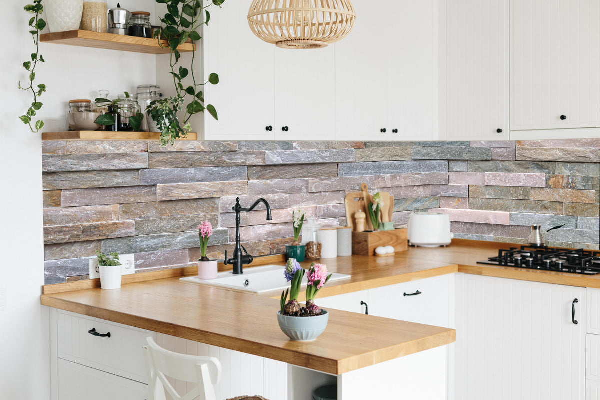 Küche - Steinwand aus groben in lebendiger Küche mit bunten Blumen