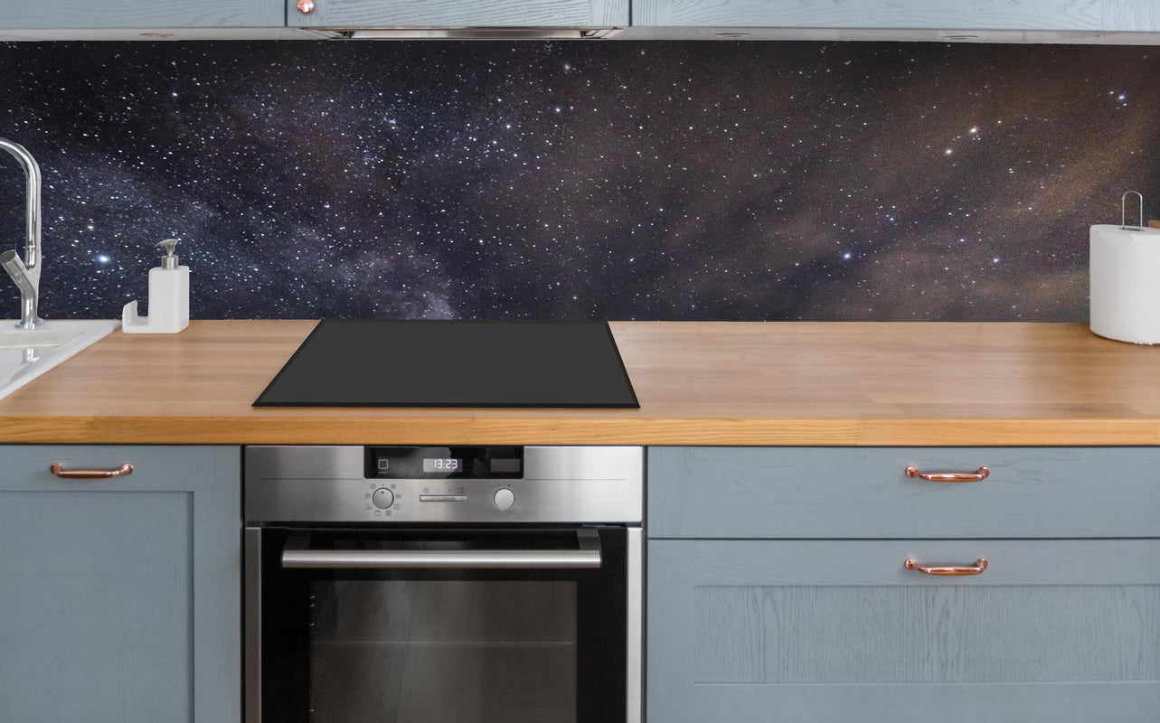 Küche - Sterne im Himmel bei Nacht über polierter Holzarbeitsplatte mit Cerankochfeld