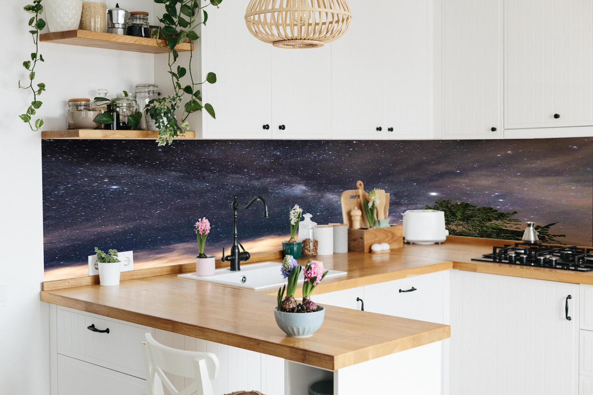 Küche - Sterne im Himmel bei Nacht in lebendiger Küche mit bunten Blumen