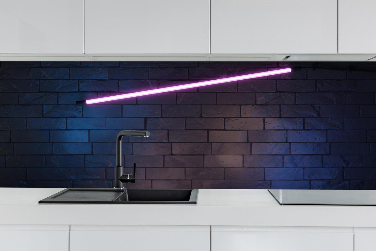 Küche - Stilvoller moderner lila Neonlichtrahmen hinter weißen Hochglanz-Küchenregalen und schwarzem Wasserhahn